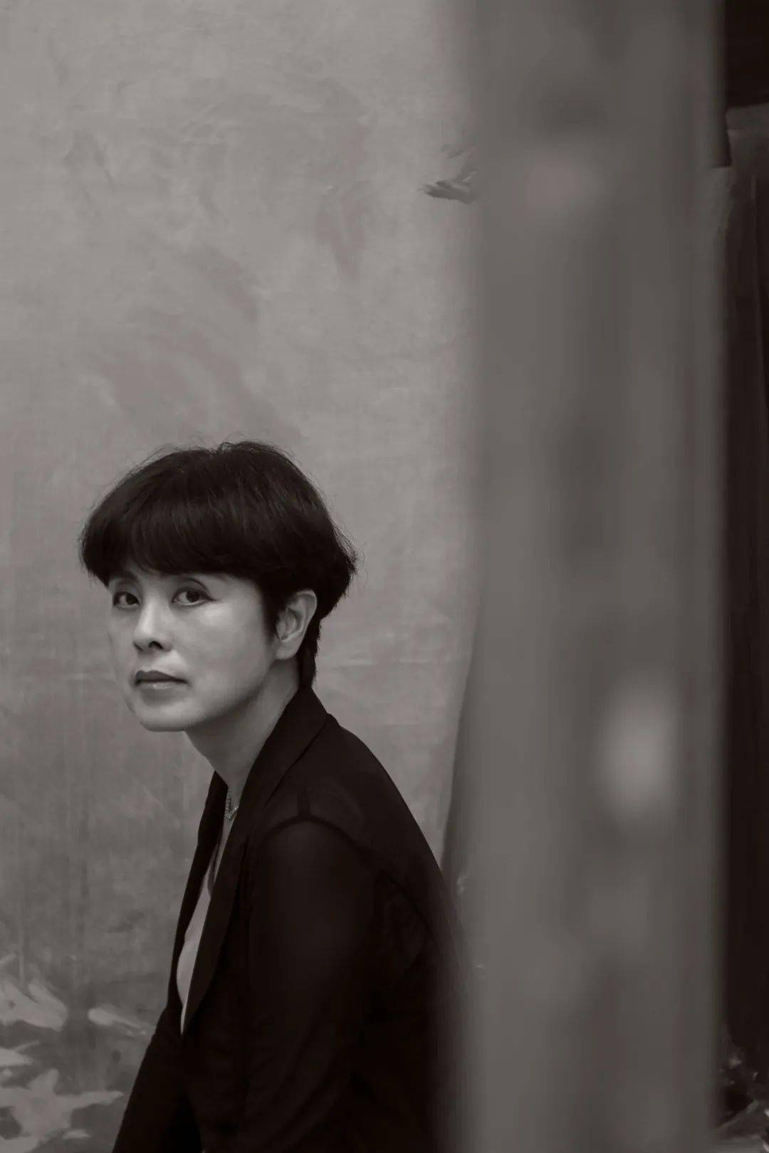 喻红yu hong1966年出生于中国西安,80年代在北京的中央美术学院学习