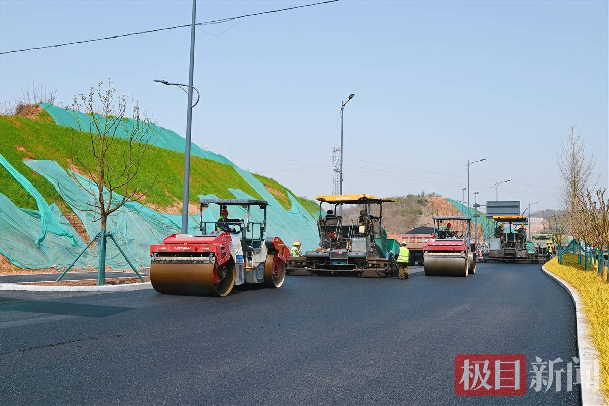 宜昌高铁新城站东路主干道完成沥青摊铺