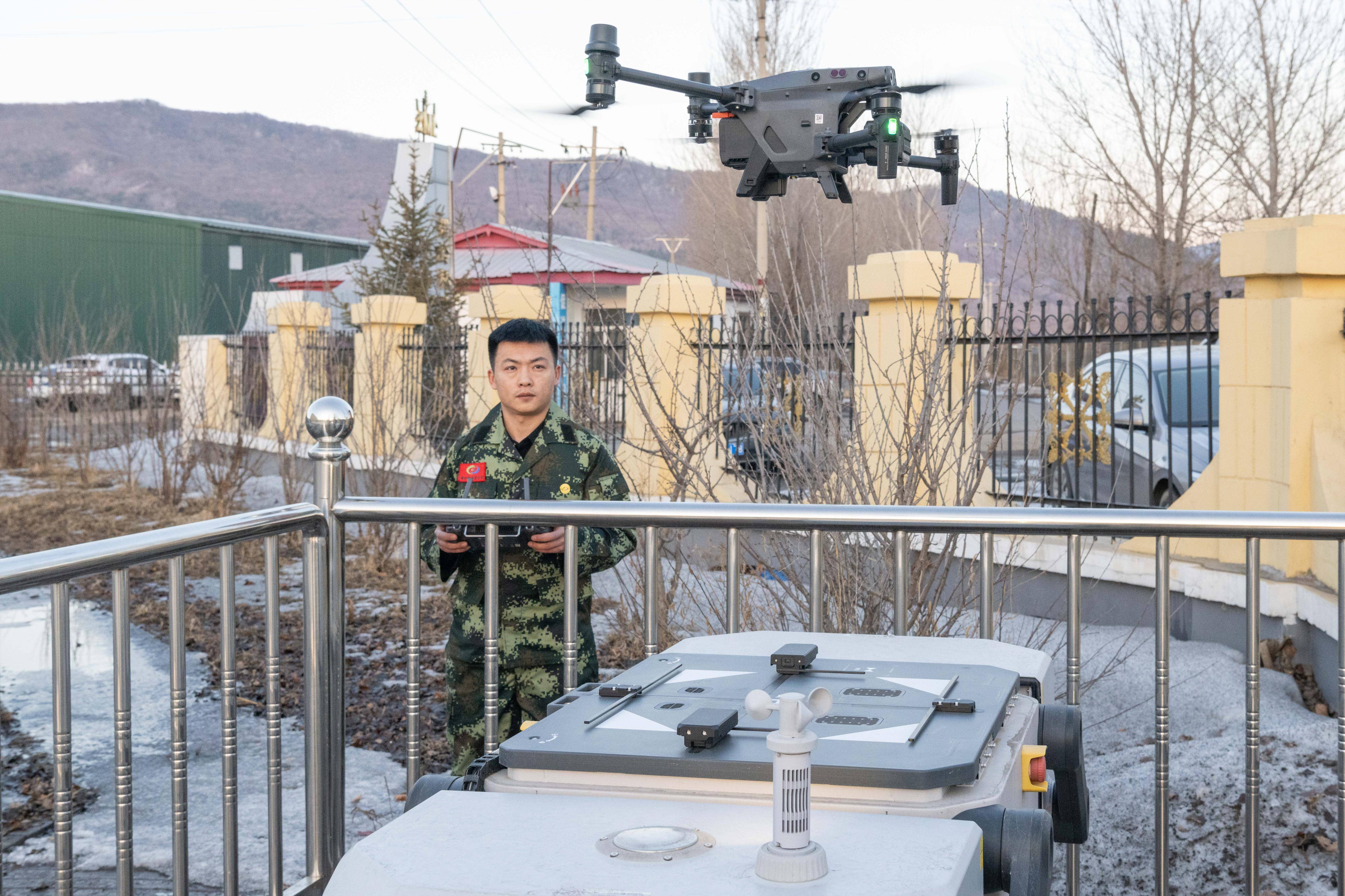 今年35岁的杜汝旭是伊春森工带岭林业局有限责任公司指挥室的调度员.