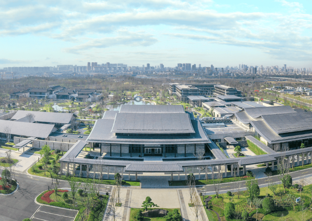 特别推出了专属"加油包",赛事当天参赛跑友可在金华世贸广场,永盛广场