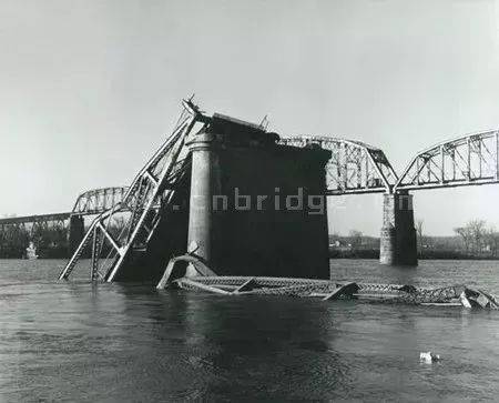 桥梁建成还不到两年塌了