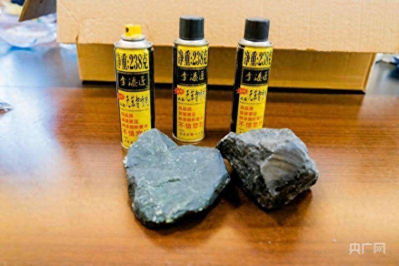 警方披露直播售卖玉原石骗局 直播间卖的玉原石实为油漆喷涂