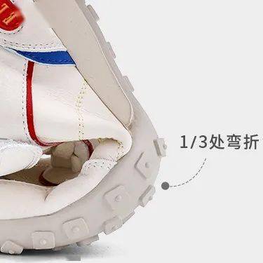 而且是魔术贴设计,娃自己就能快速穿脱,更重要是能避免孩子被鞋带绊倒