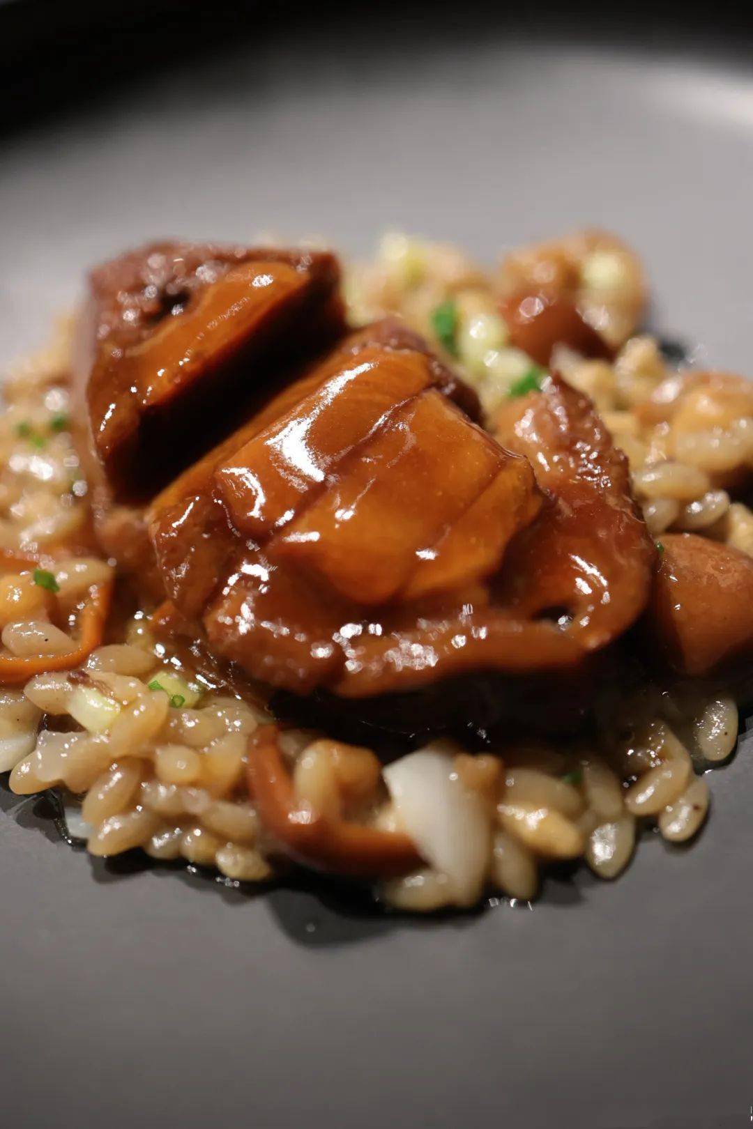 二十三天乳鸽:香茅&花椒,各代表"川"和"粤"的风格,两种风味各半,皮脆