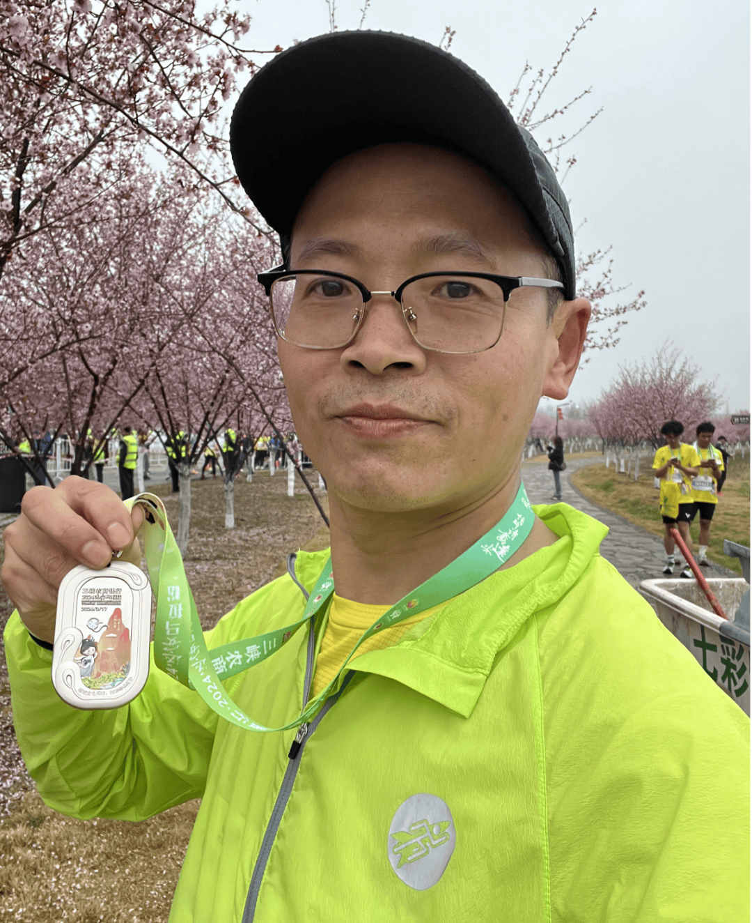 江雄在今年的远马现场3月17日凌晨5点,小雨绵绵,春寒料峭,依然挡不住