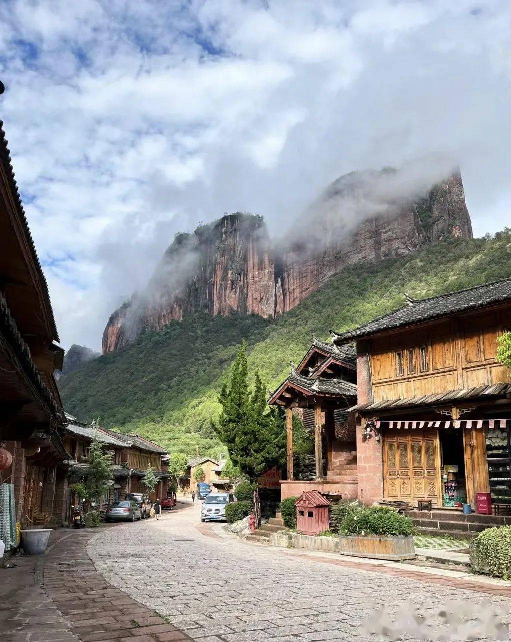 乐旅程云南虎跳峡亲子徒步带上爸妈一起穿越绝美峡谷