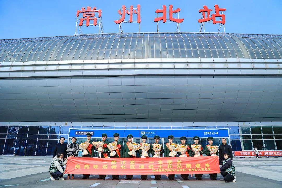 "接站的工作人员热情相迎,为他们佩戴红花,披上绶带,献上鲜花,送上"