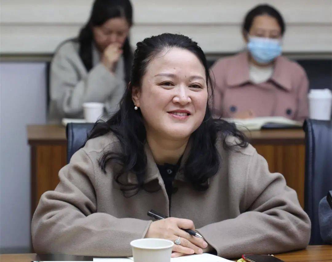 最后,育秀中学党总支书记苏丽华,校长王英代表学校向