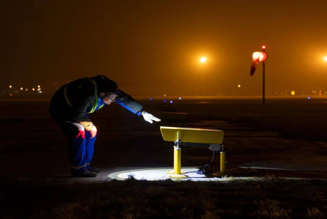 机场掌灯人守护飞行员的第三只眼