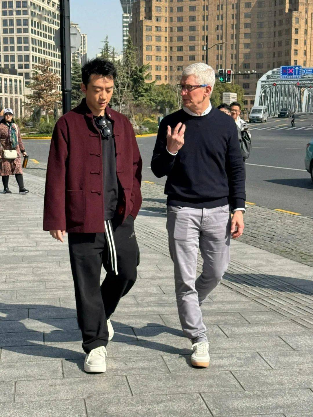 苹果ceo库克突袭上海脚上穿的nike你认识吗