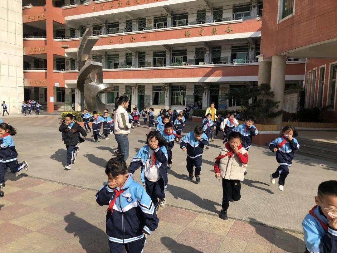 3月20日上午,西滨镇专职消防队在西滨镇中心小学开展校园消防安全系列