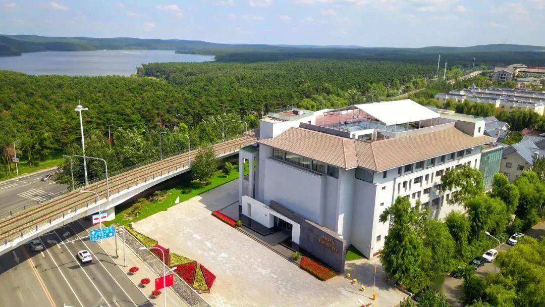 中国建筑装饰杰出设计师李文,吉林艺术学院特聘创业导师,中美城