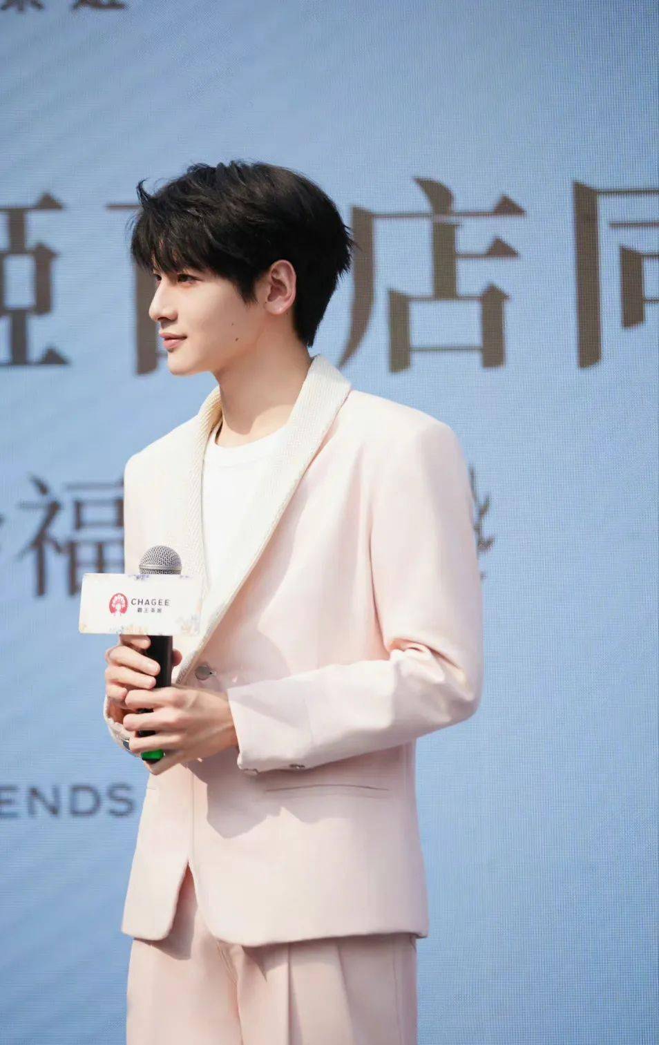 周杰伦被封杀翟潇闻得罪金主徐正溪不退圈了卢昱晓私生