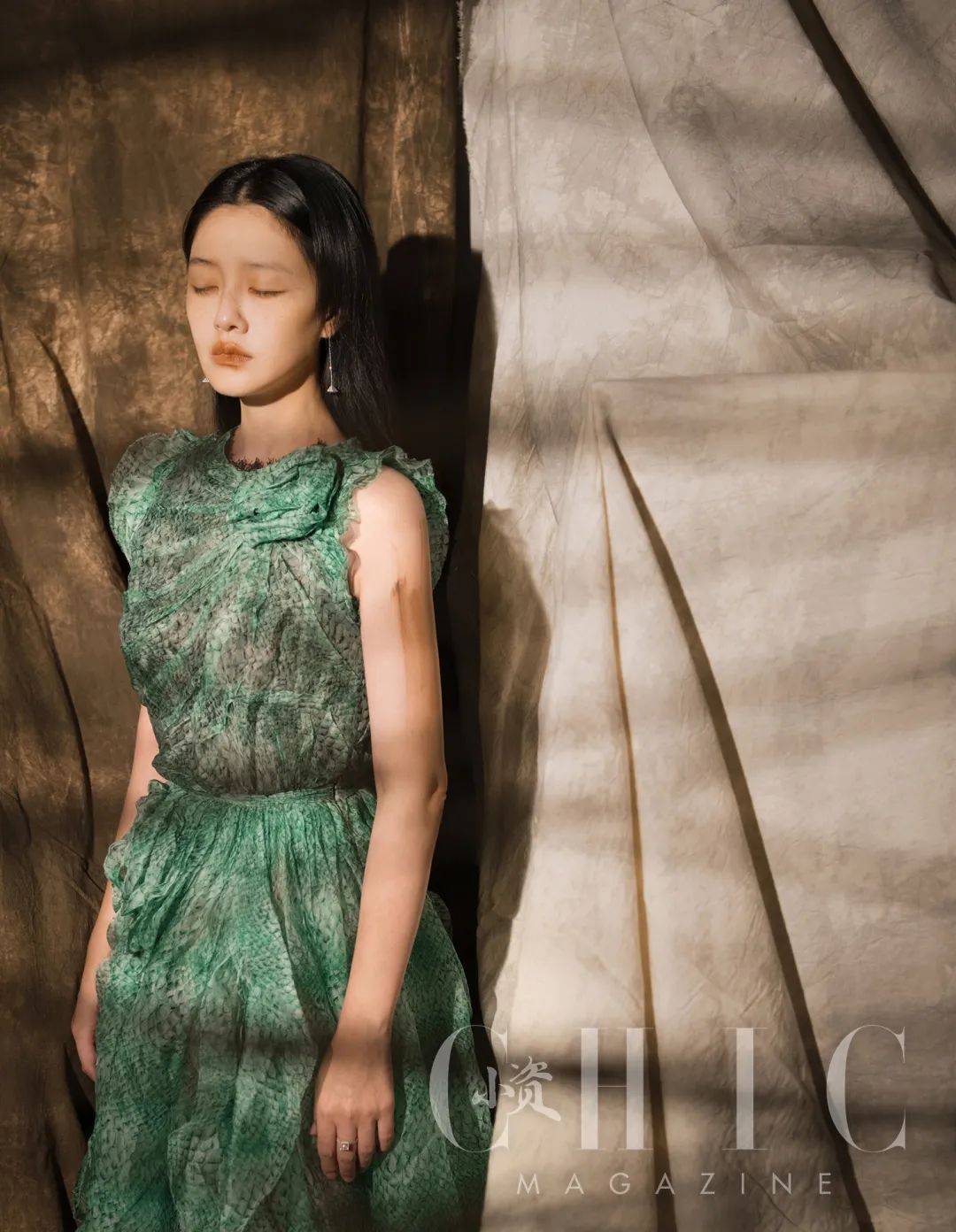 她像被施了定身咒,寸步不离地守护着,她希望大家轻声讲话,先自我介绍