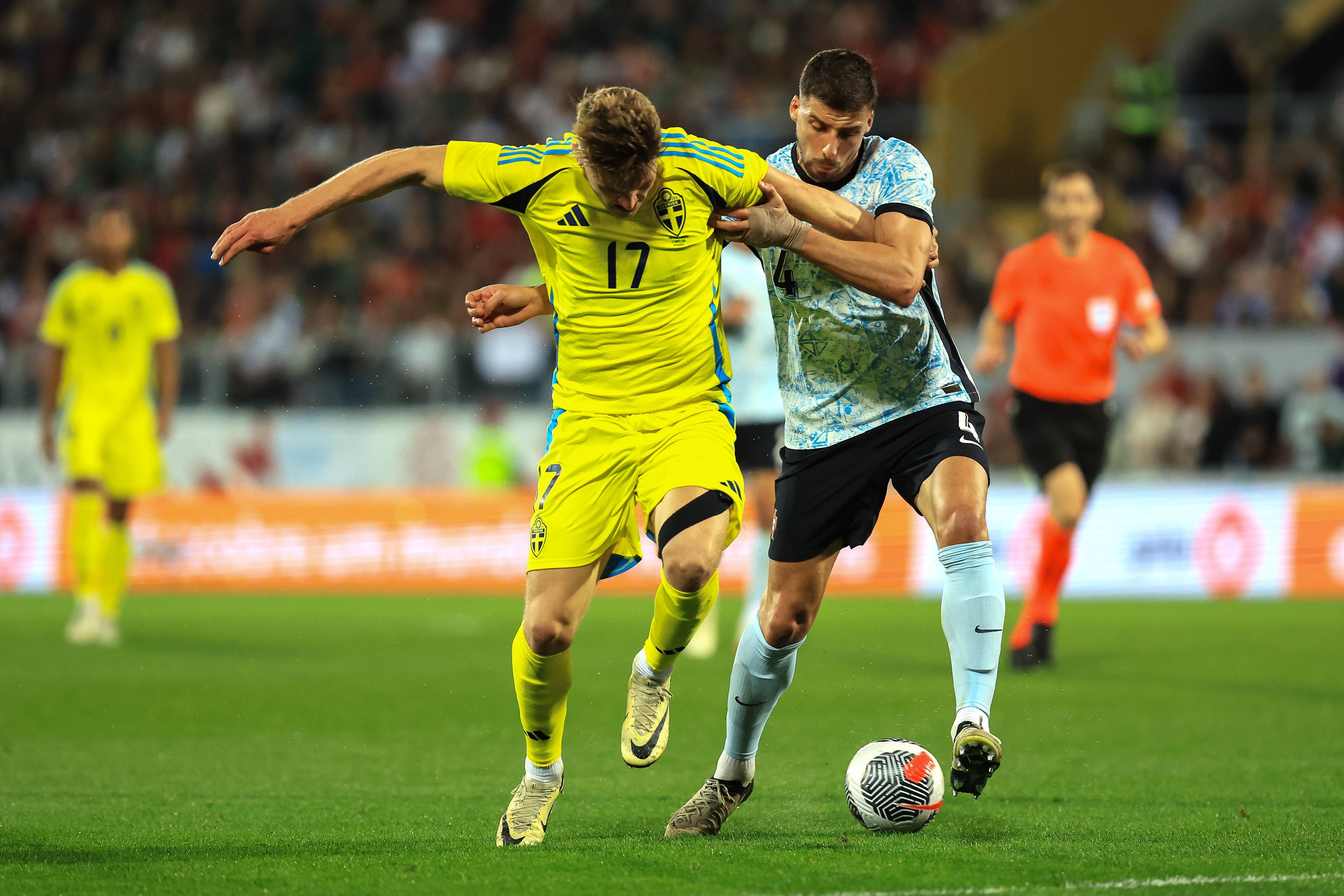 足球——友谊赛:葡萄牙胜瑞典_球员_费尔南德斯_莱奥