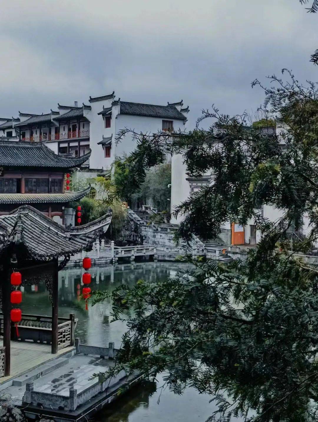 婺源篁岭的地势得天独厚,每年二月底,山下平原花海首先亮相,将大地染