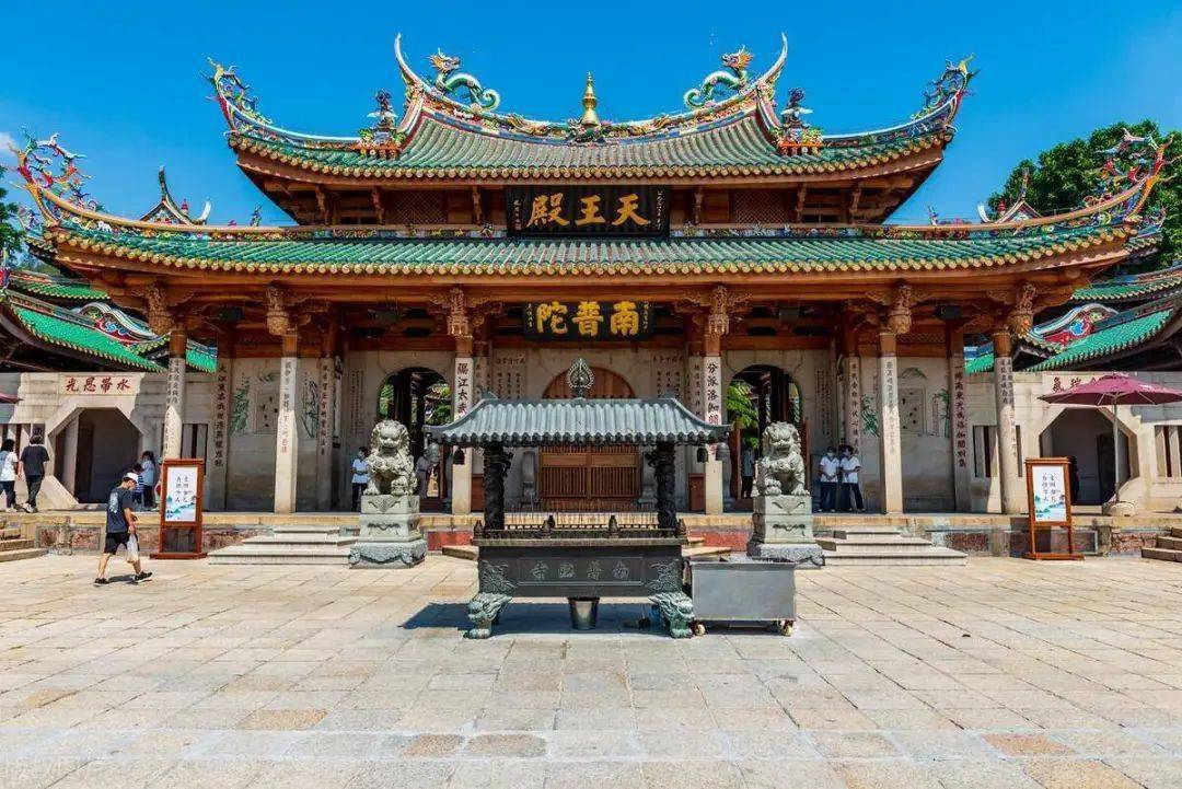 再到旁边的南普陀寺参观.