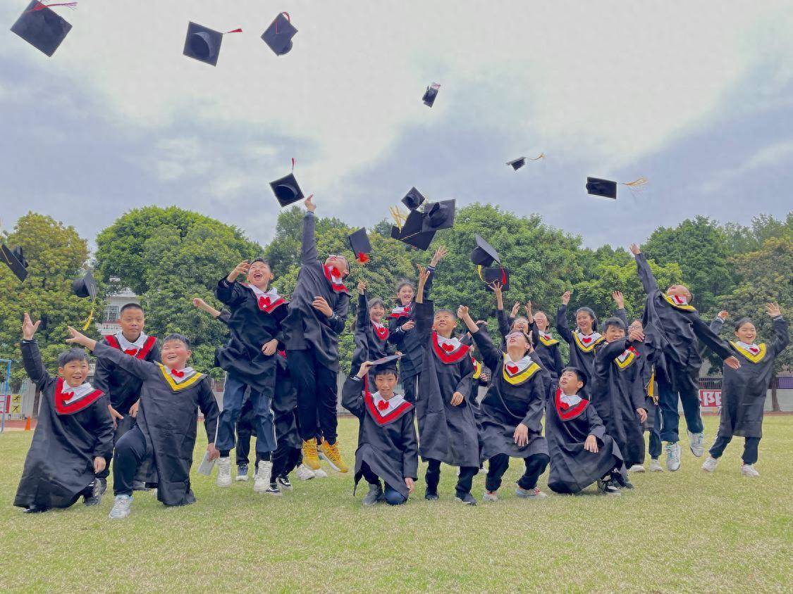 两日十年润泽一生陈村镇中心小学举办十年树人筑梦远航活动