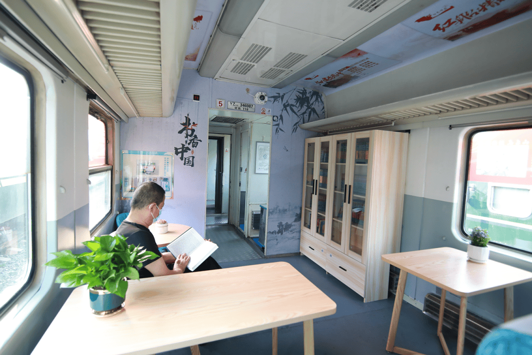 穿梭时空看南来北往的新时代铁路青年