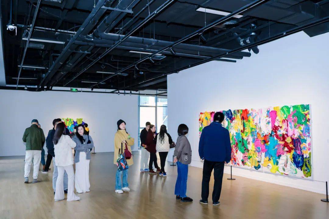 西山的风朱金石的厚绘画与宣纸装置作品亮相壹美美术馆