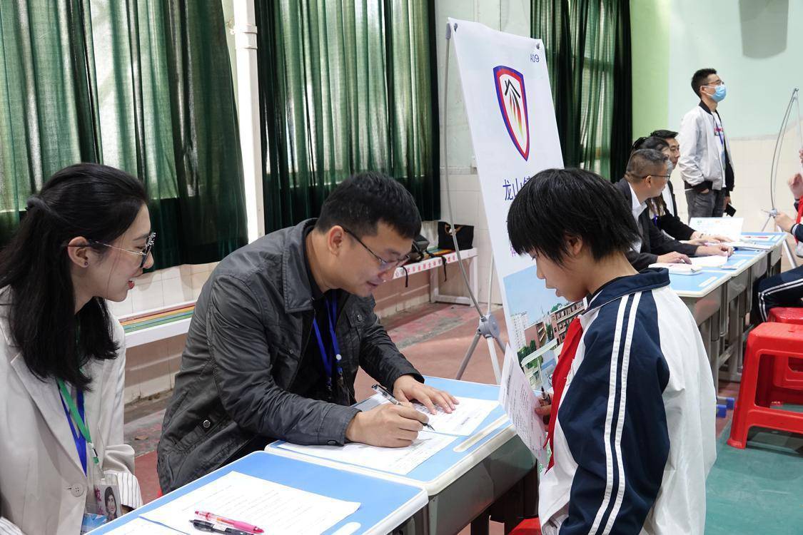 两日十年润泽一生陈村镇中心小学举办十年树人筑梦远航活动