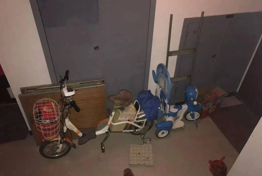 危害可不小三2019年6月26日,合肥市汇林阁小区一楼空地堆放的杂物起火