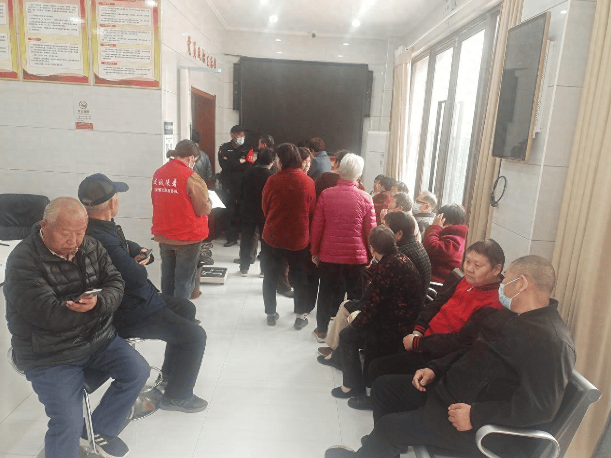 荥阳市豫龙镇万业社区开展"体检进社区 健康送到家"体检服务活动_居民