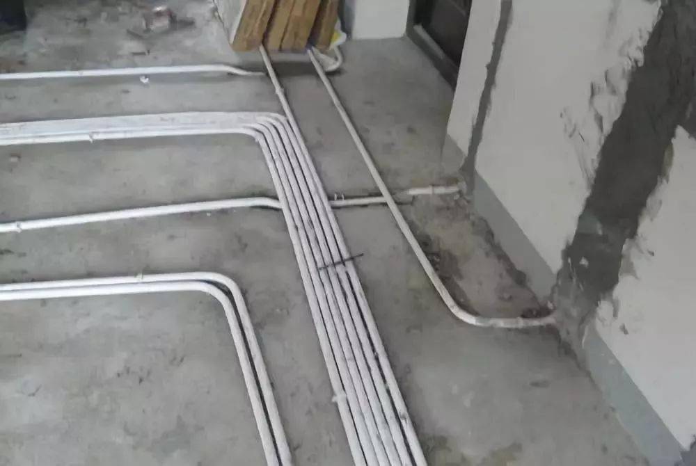 12,电线点与点不能有接头,吊顶内的暗线必须有阻燃管保护.