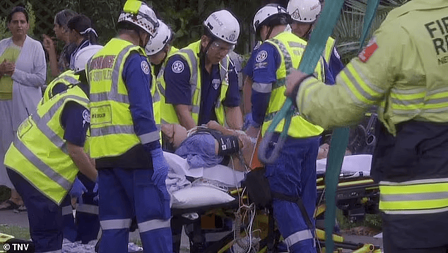 在现场接受了医护人员的处理后,她被紧急送往st george医院,伤势危急.