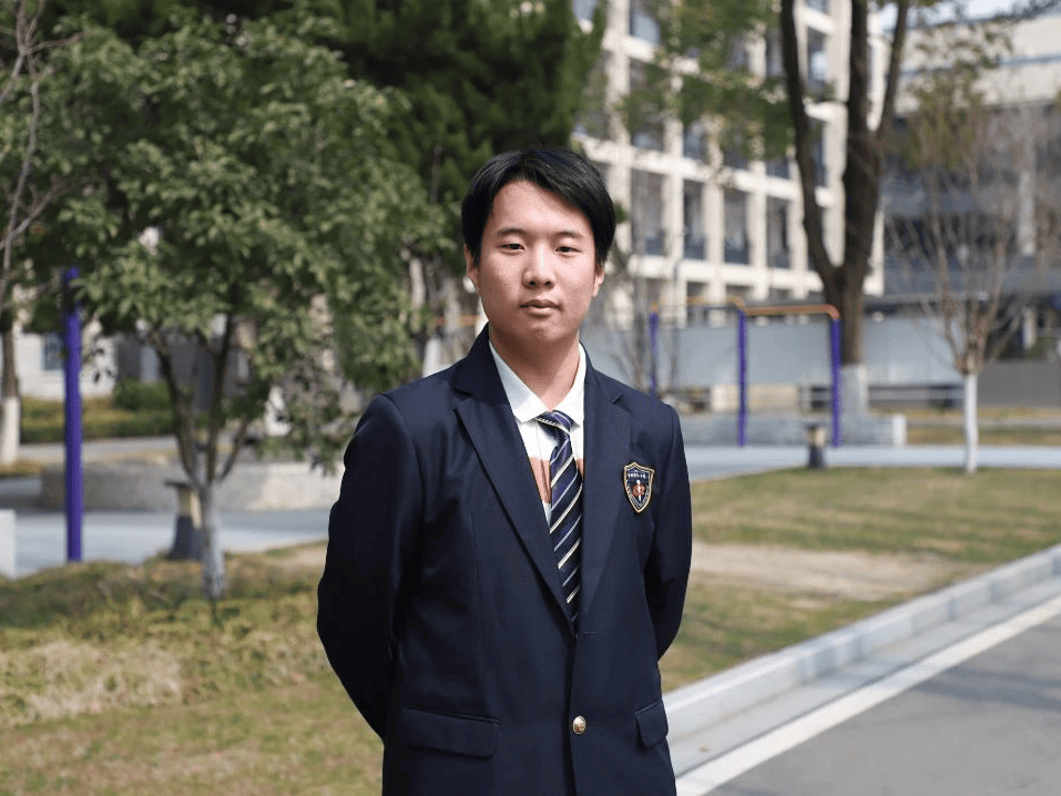 张也弛高三(8)班 郑浩然高三(8)班 黄承旭高三(3)班 黄可雨高三(2)班