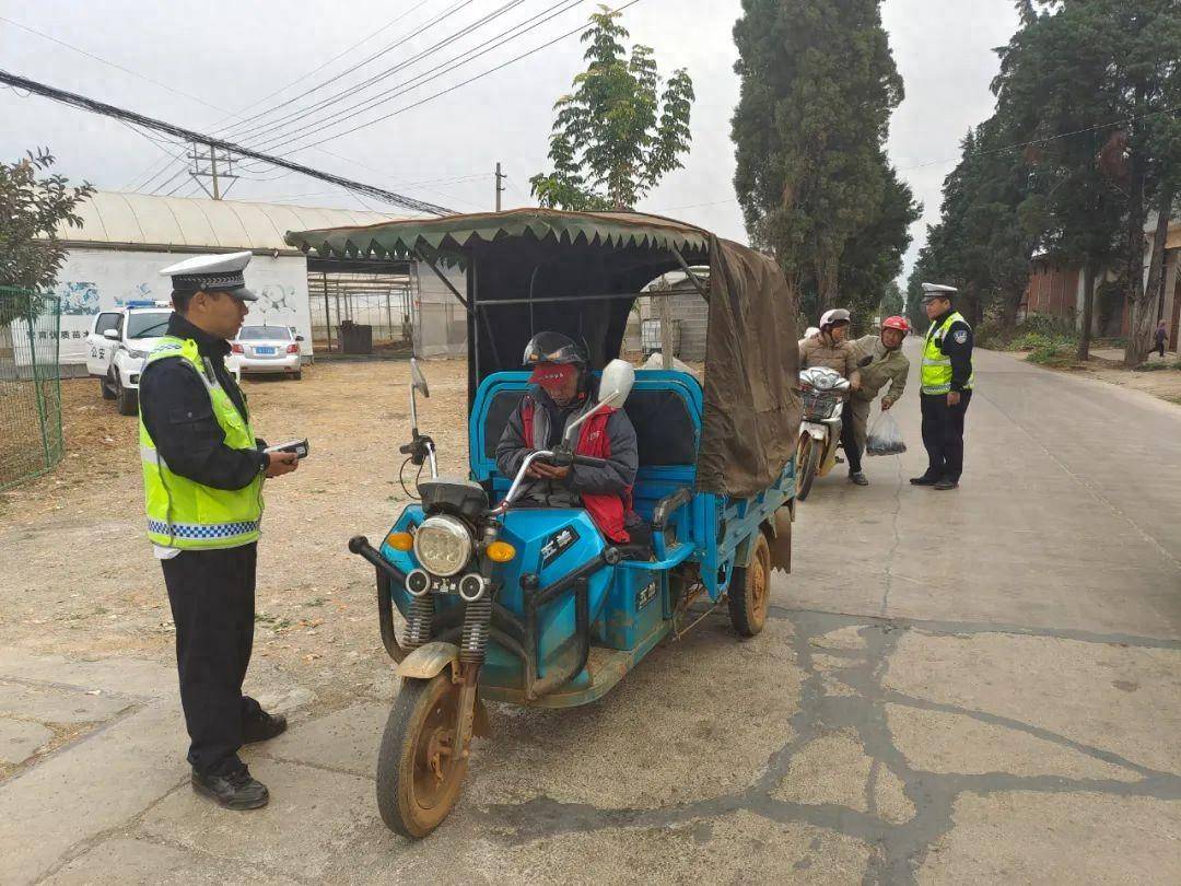 弥勒持续开展三轮车拖拉机违法载人整治行动
