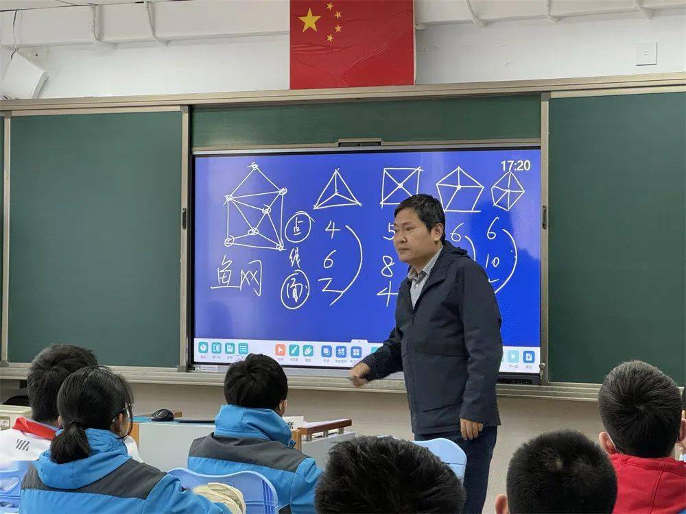 安峰臣老师,中学一级教师,教学经验丰富,成绩斐然.