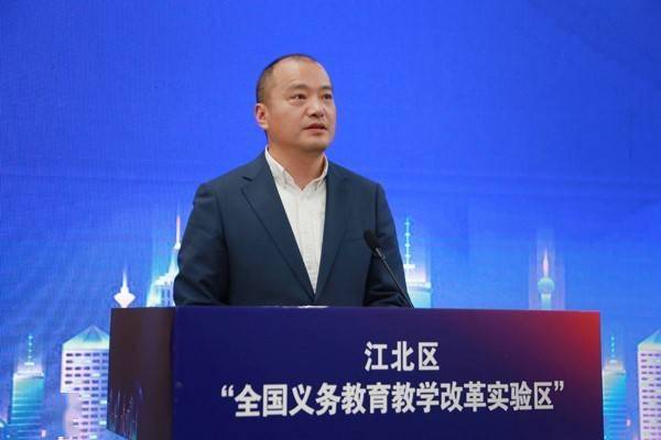 江北区人民政府副区长吴亚莉在会上讲话.