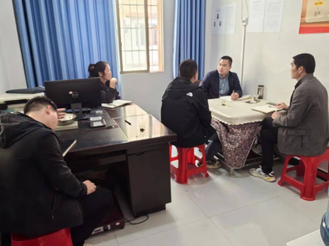 党委副书记,乡长田苦,乡党委副书记,政法委员王自然到高坡村,徐家坳村