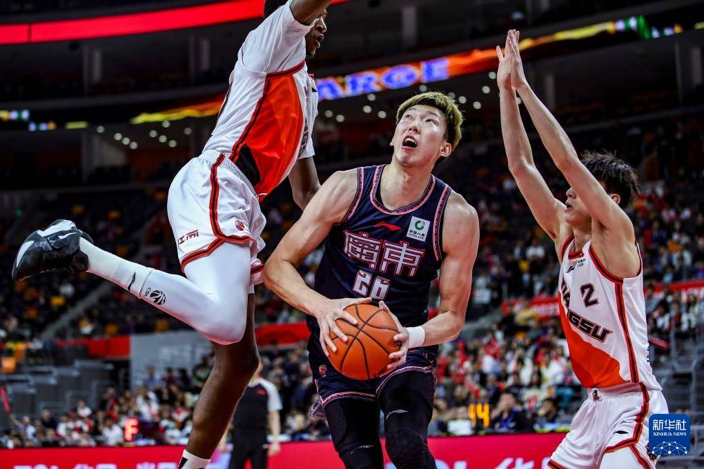 篮球——cba常规赛:广东华南虎胜江苏肯帝亚_比赛_郑家雄_新华社