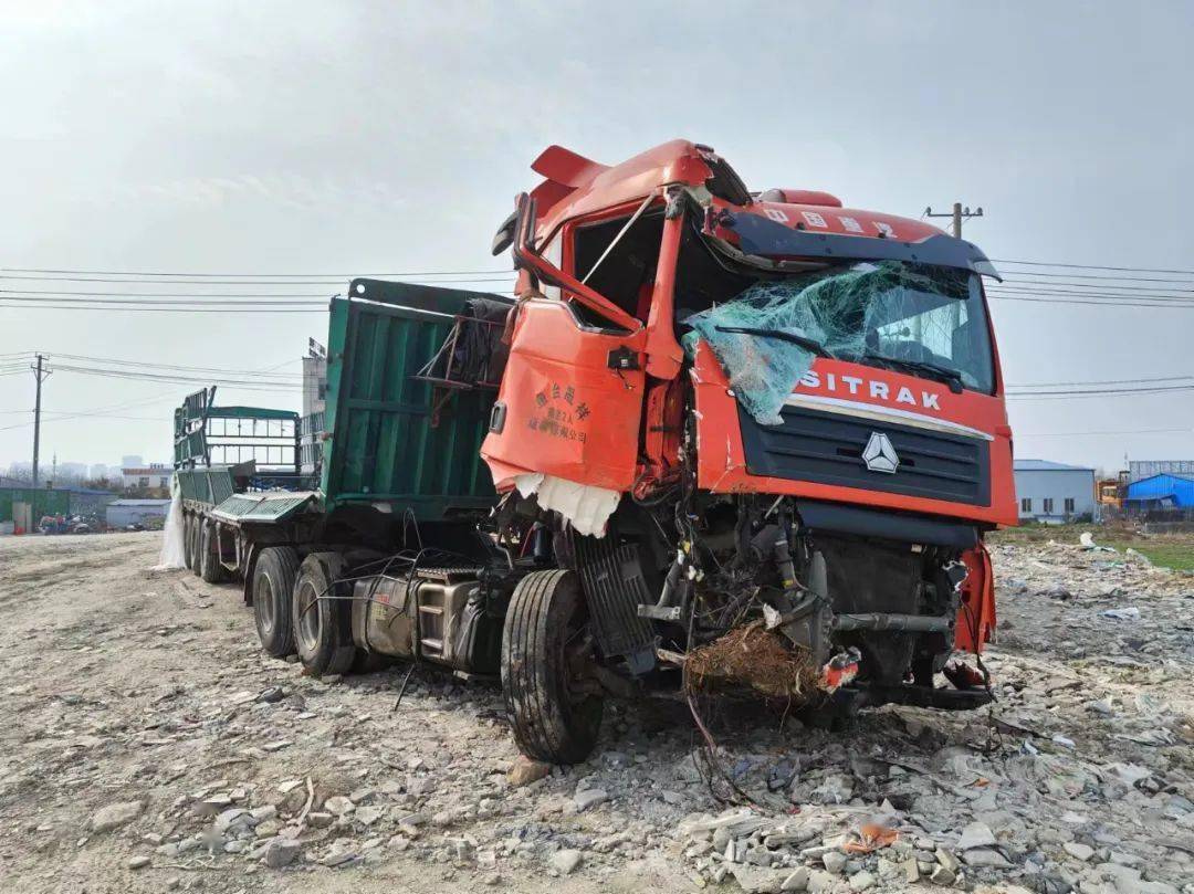 停在事故现场险遭灭顶之灾:"我说靠边,他怕我跑了"_货车_护栏_重型