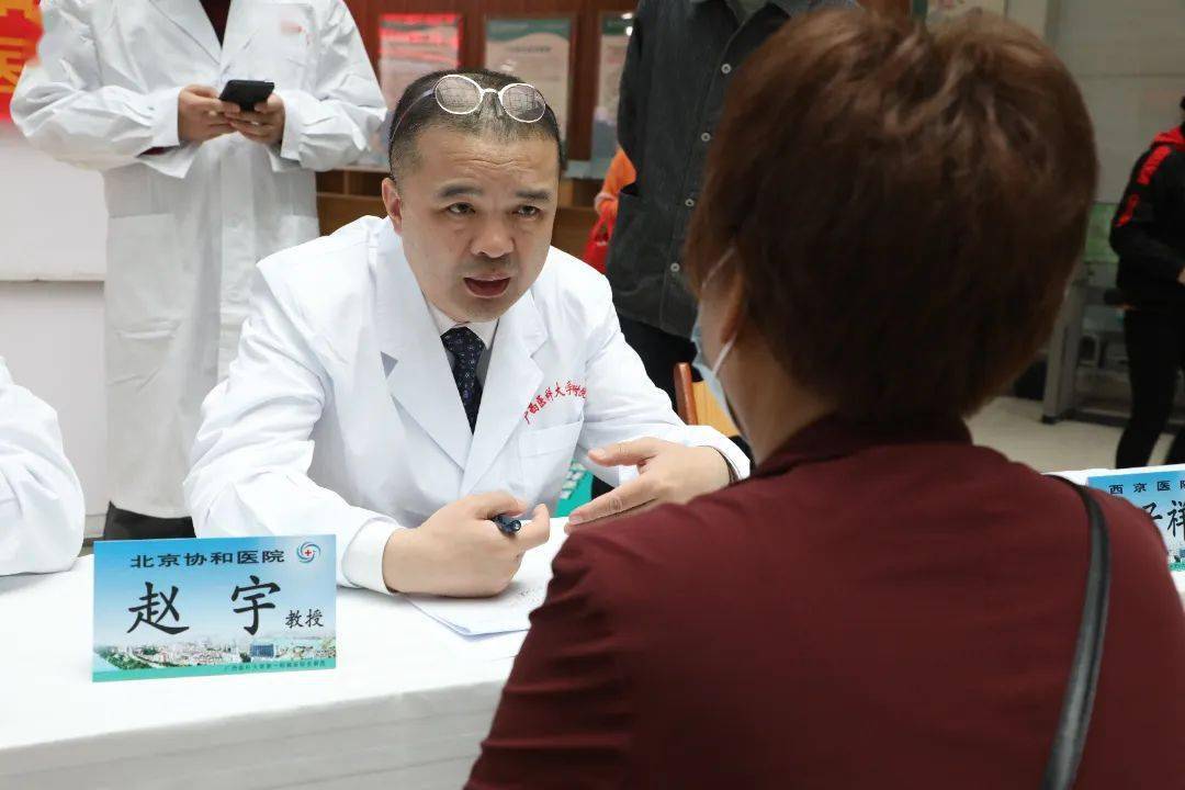 共柱脊骨健康中华医学会骨科学分会脊柱外科学组专家到我院授课义诊