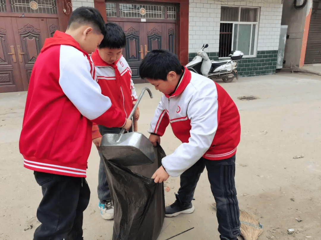迎春风"为主题的志愿服务活动,小小志愿者们打扫了塘口卫生院和塘口