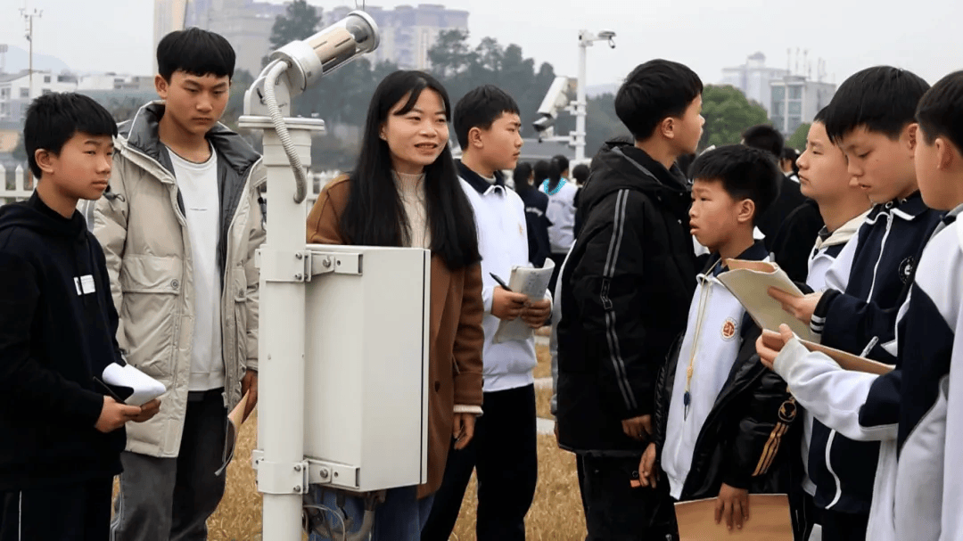 三穗中学生走进气象局实地探索气象奥秘