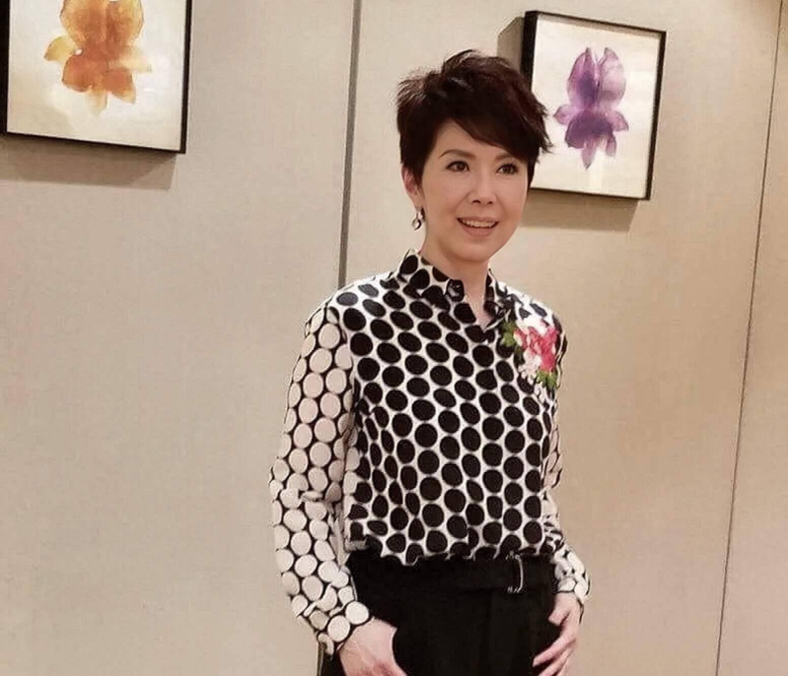 关菊英携同性爱人公开露面两人恩爱十几年感情稳定成彼此依靠