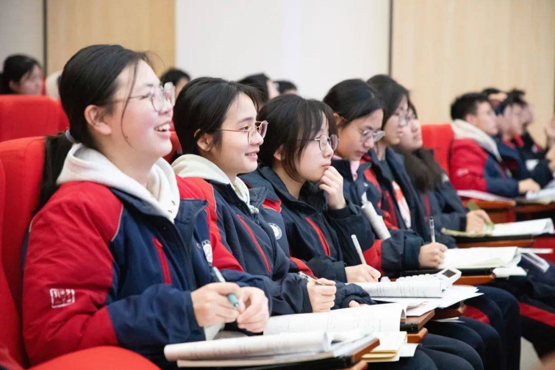 昔日八中娇学子,今朝母校续新章——株洲市八中杰出校友报告会激情满