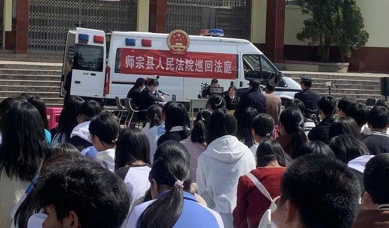 在师宗县第三中学庭审现场,被告人柏某因涉嫌无证醉酒驾驶机动车上