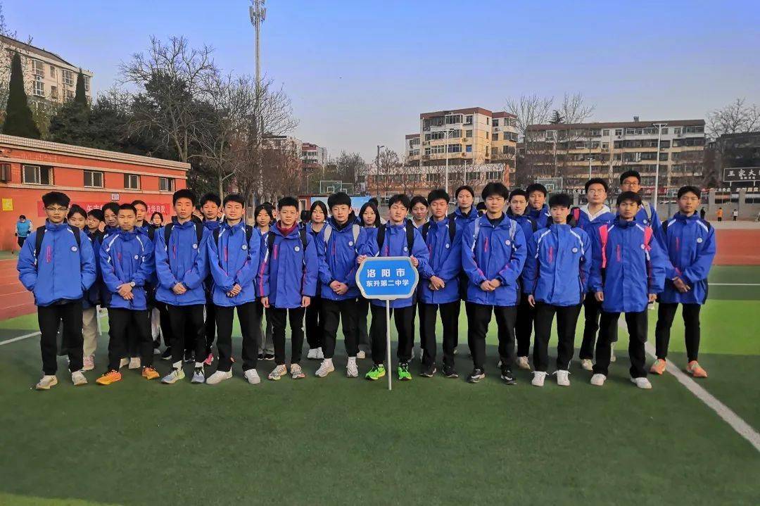 东升二中田径队在涧西区田径运动会上获得一等奖第一名