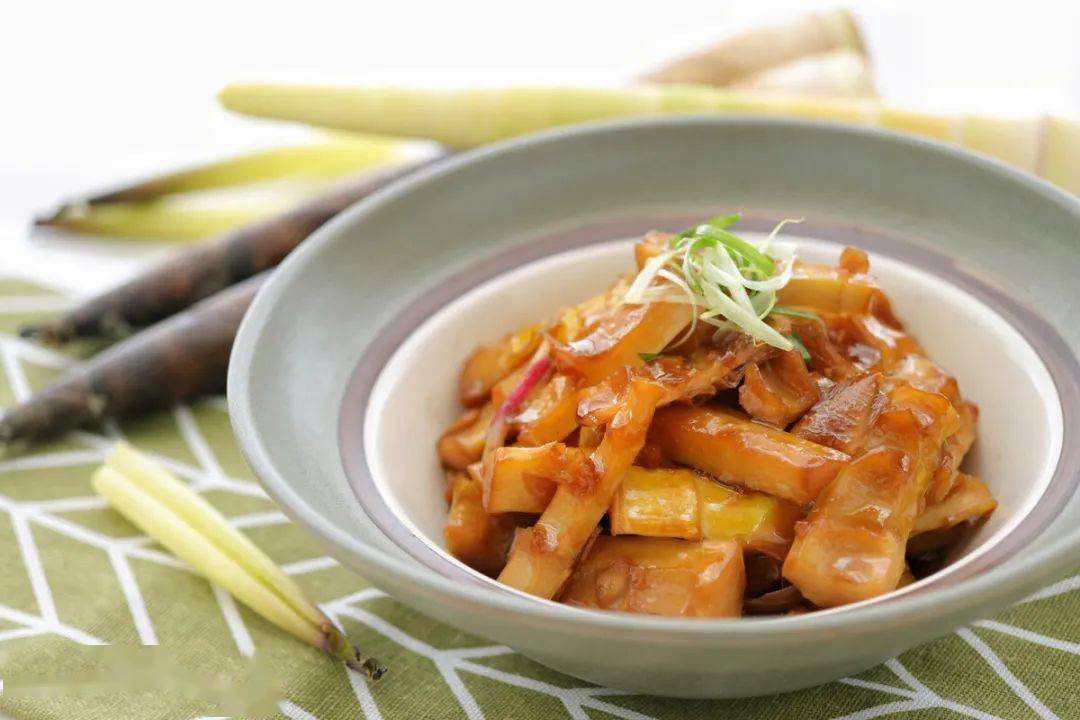 宫保鸡丁,油焖笋,萝卜肉丝汤午餐梅尼耶饼干,金典纯牛奶上午点心星期