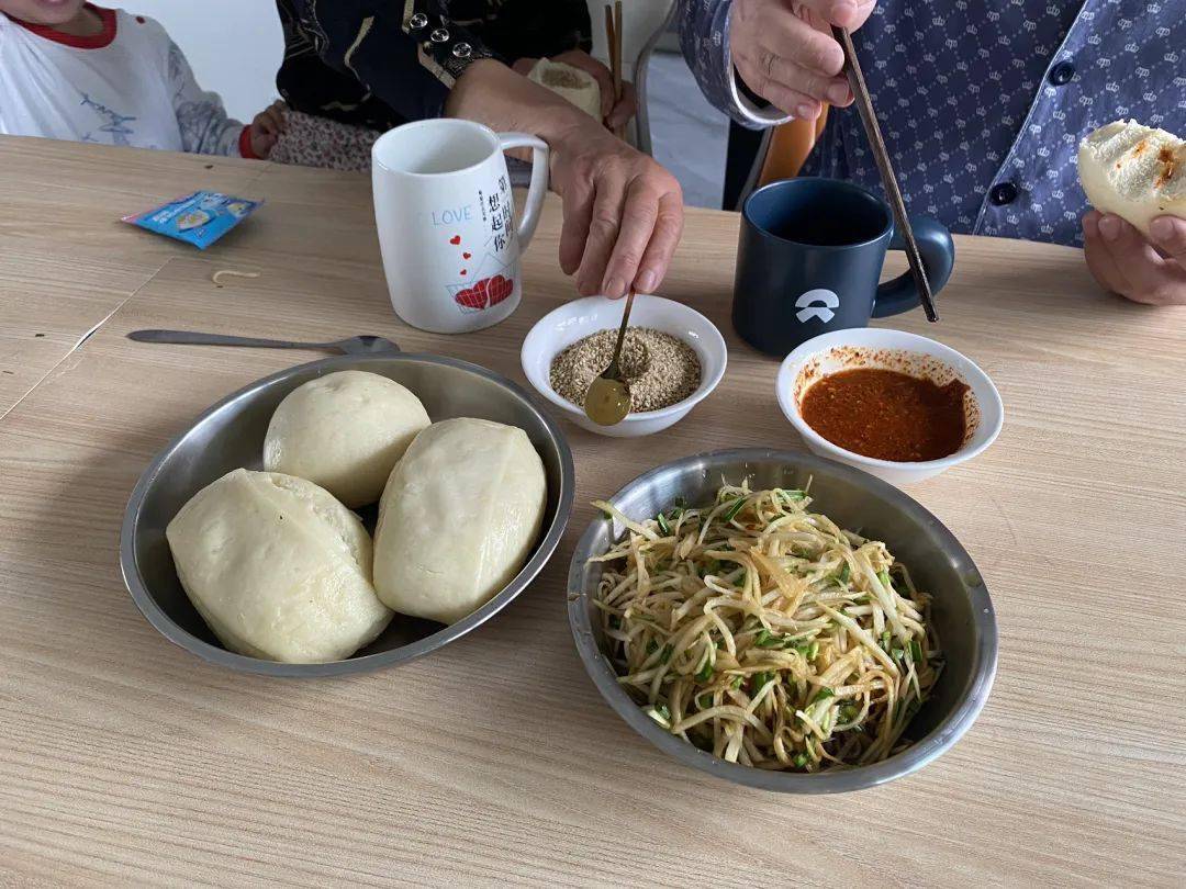 河南老两口的晚餐,在朋友圈火了,网友:太寒酸了,没法吃!