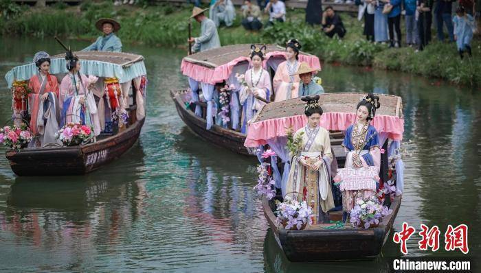 还有国风博主陈喜悦携手葵花,阿时,阿妍纸等国风圈知名达人,以"十二