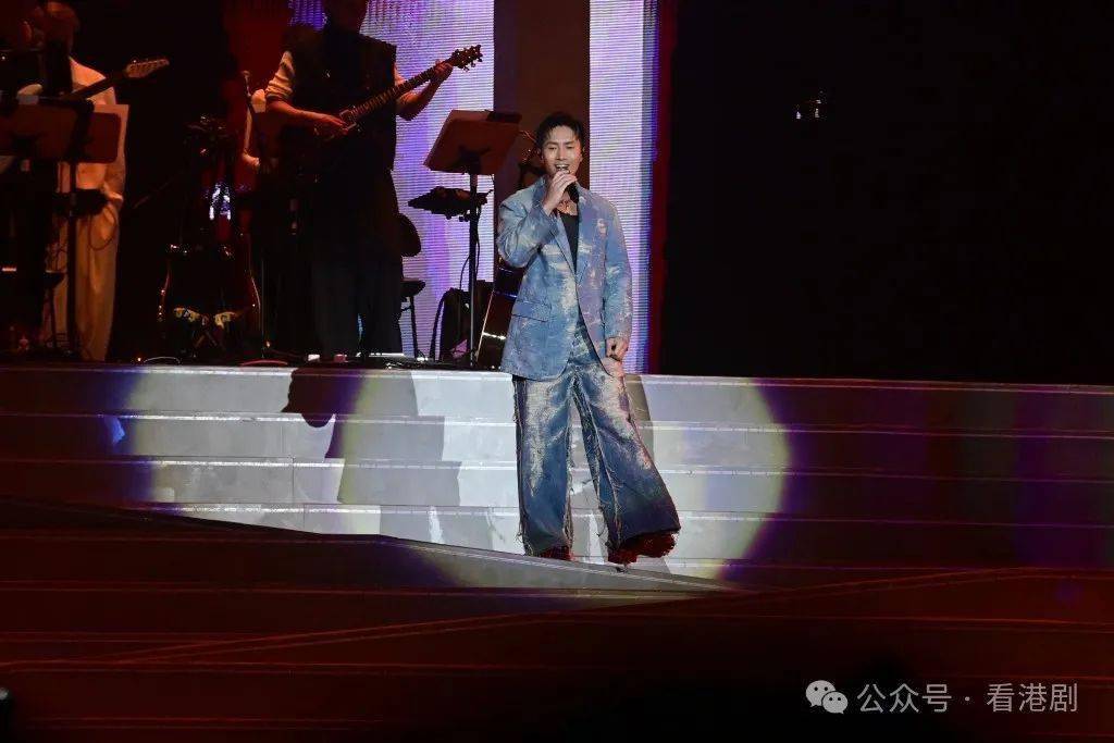 陈柏宇演出发生意外台上跌倒需坐轮椅离开现场