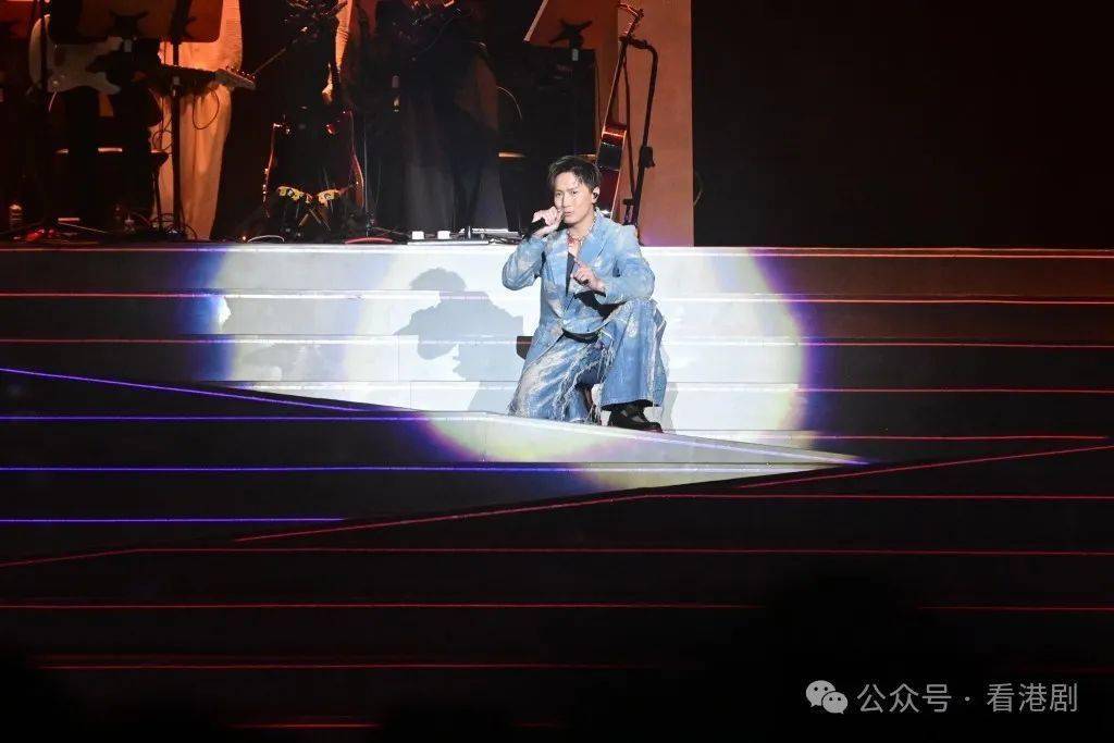 台上跌倒需坐轮椅离开现场_edward_chan_音乐