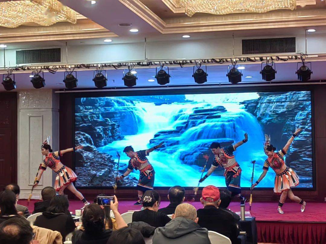 腾龙洞景区夷水丽川歌舞剧团的演员现场表演了打莲湘,《哈格砸》等