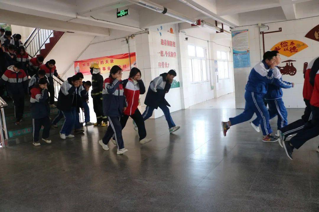 筑牢防火墙守好安全关阳谷县西湖中学开展消防安全演练